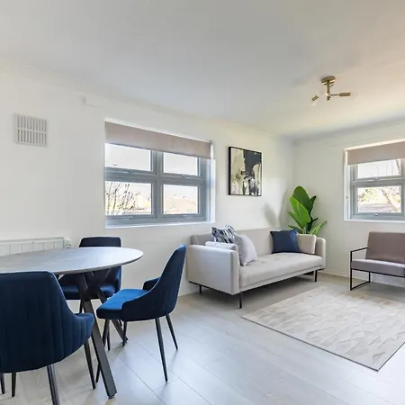 West London Apartment - Near Heathrow & Twickenham Rugby Stadium